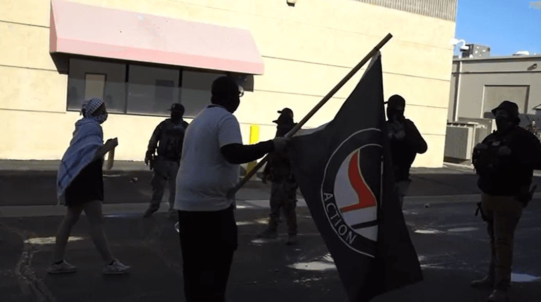 Ante la tensión en aumento, algunas de las personas que se manifestaban de manera pacífica 
<b>decidieron retirarse</b>.