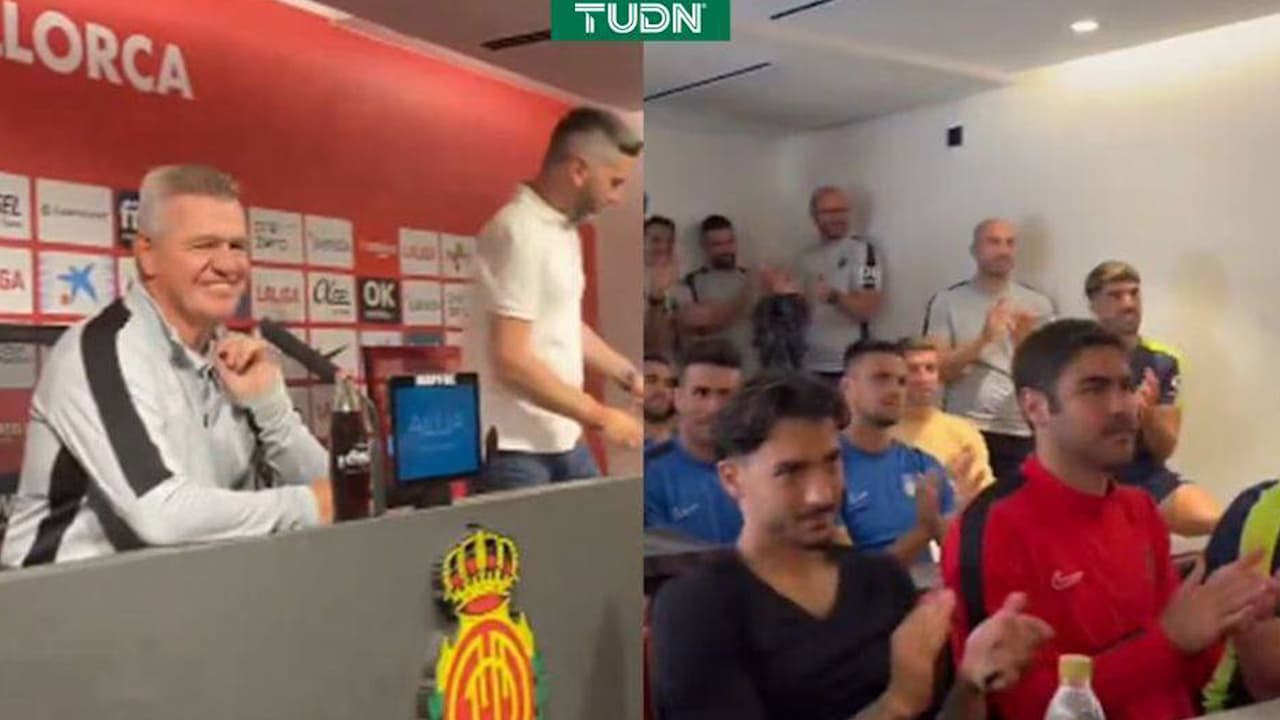 Javier Aguirre recibe aplausos de sus jugadores en última rueda de prensa 