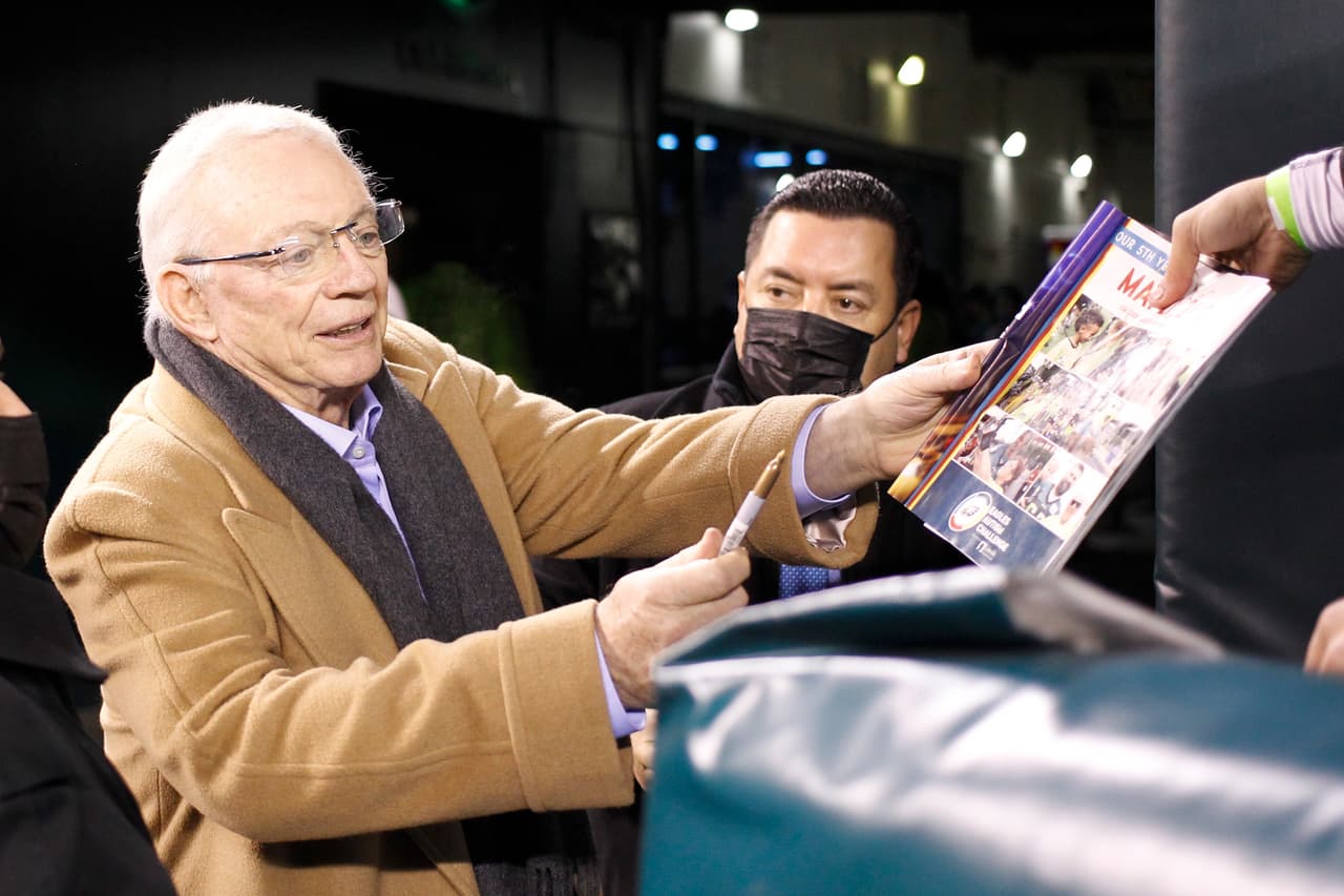 Jerry Jones dueño de los Cowboys de Dallas es demandado por Alexandra Davis, quien dice que es su padre biológico.