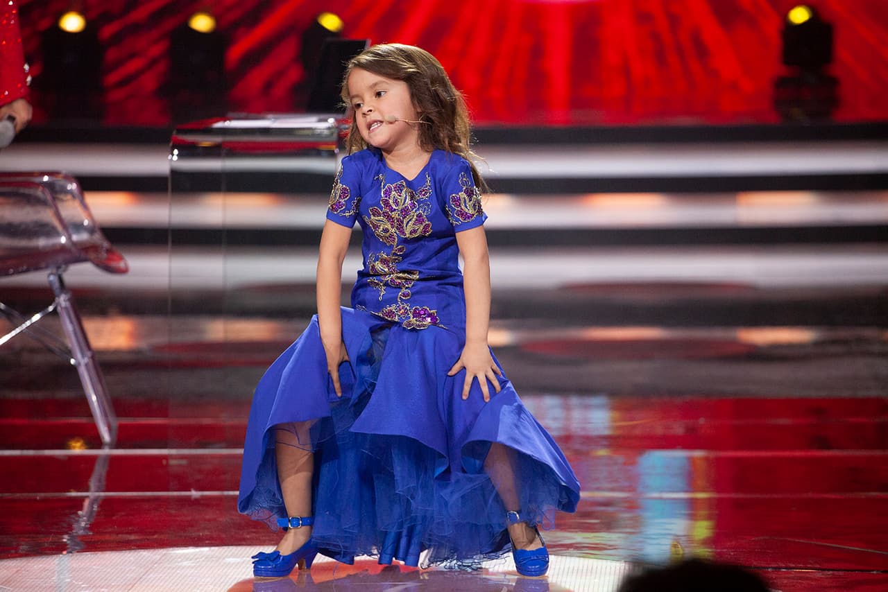 Sus pasos obligaron a Gali a voltear a un lado, y a Vero y Albertano a bailar desde sus asientos.