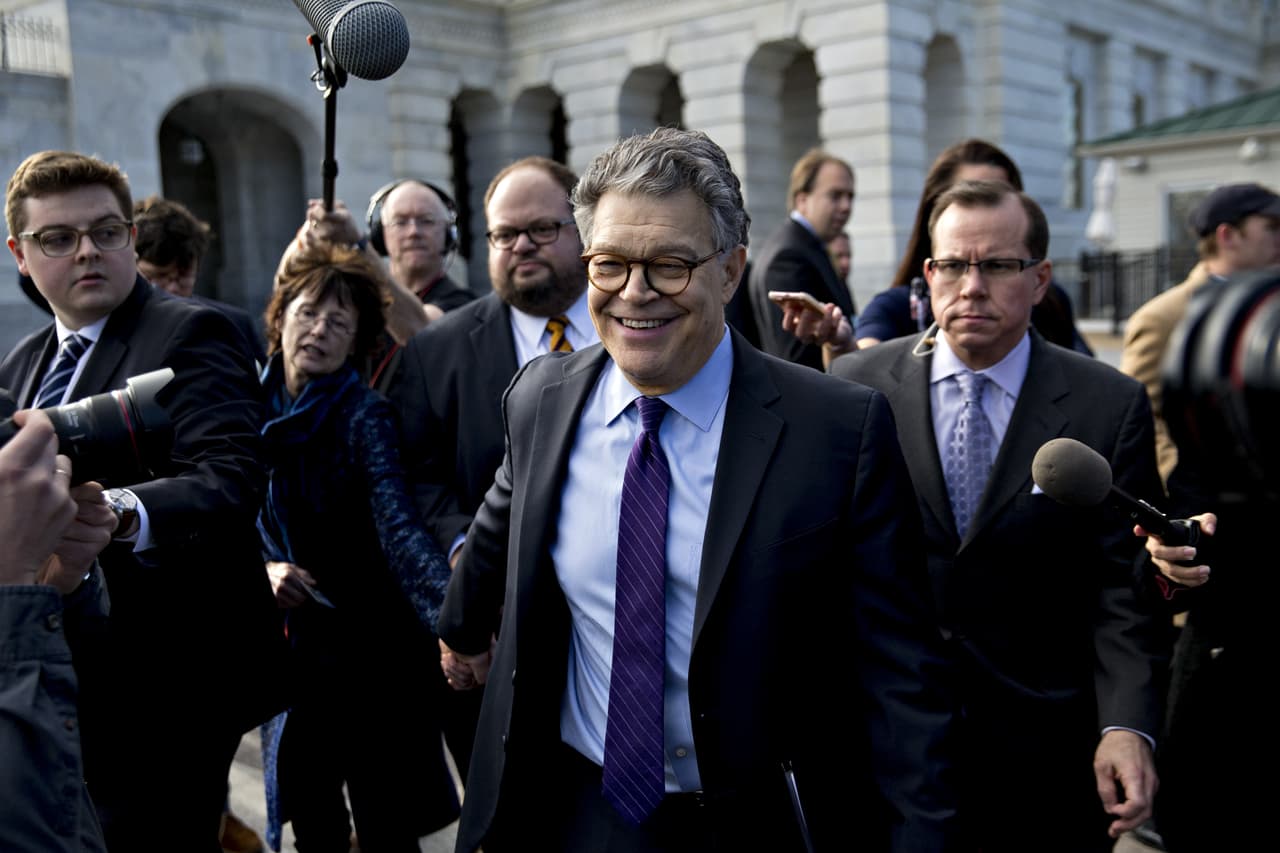 <b>La oleada de acosadores.</b> La ola de denuncias de acoso sexual llegó a la política y lo hizo fuertemente. En la misma semana, el poderoso veterano congresista demócrata 
<b>John Conyers</b>, y el senador demócrata 
<b><a href="https://www.univision.com/noticias/politica/al-franken-renuncia-al-senado-presionado-por-sus-colegas-democratas-tras-acusaciones-de-acoso-sexual">Al Franken (en la foto) renunciaron ante presiones</a></b> del propio partido tras ser señalados por acosos. Franken anunció su renuncia en el pleno del Senado el 7 de diciembre.
<b><a href="https://www.univision.com/noticias/politica/trump-moore-franken-weiner-y-otros-nueve-casos-de-acoso-sexual-que-sacudieron-la-politica-en-eeuu-fotos"> La lista de políticos denunciados cuyas carreras se vieron afectadas no ha dejado de crecer</a></b>.