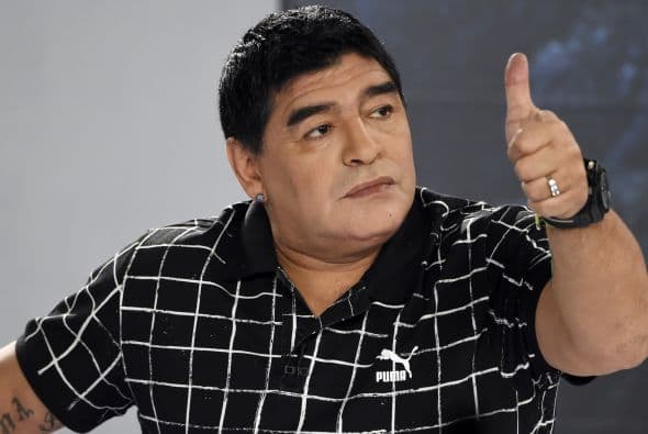 Maradona se calza los guantes y muestra su habilidad para boxear