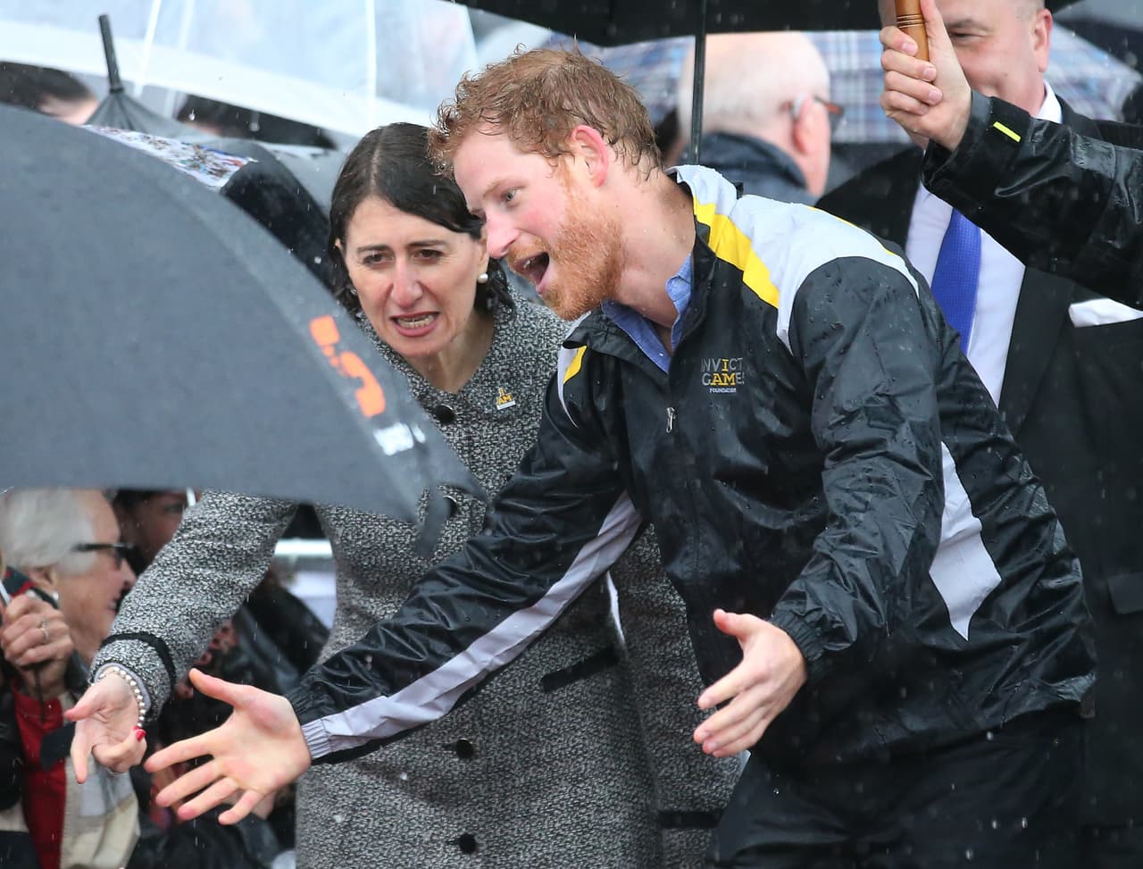 Daphne Dunne y el Príncipe Harry se vieron y abrazaron efusivamente por la alegría que les causó volver a verse.