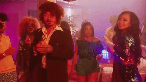 Los reggaetoneros han sorprendido a todos por elegir el tema de música disco de los años 70 para este video. A J Balvin puede verse con una peluca rizada muy de esa época.