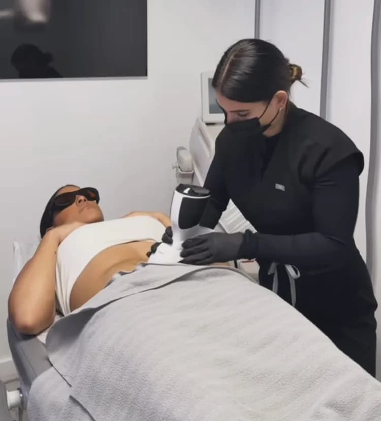 Francisca en su tratamiento de radiofrecuencia.