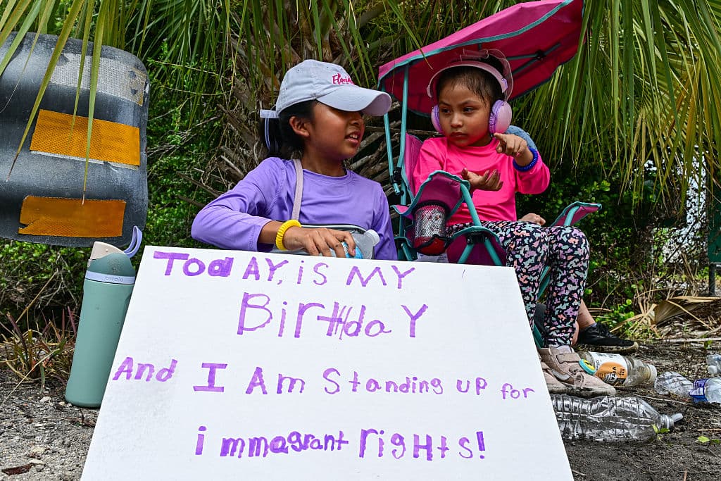 "Hoy es mi cumpleaños y aquí estoy de pie por los derechos de los inmigrantes", leía en español la pancarta de la mayor de estas niñas que formaron parte de la manifestación, a las afueras del terreno en el cual se construye el 
<b><a href="https://www.univision.com/local/tampa-wvea/indigna-a-inmigrantes-y-activistas-la-propuesta-de-construir-el-alcatraz-de-los-caimanes-video" target="_blank">centro de detención "Alcatraz de los Caimanes"</a></b>.