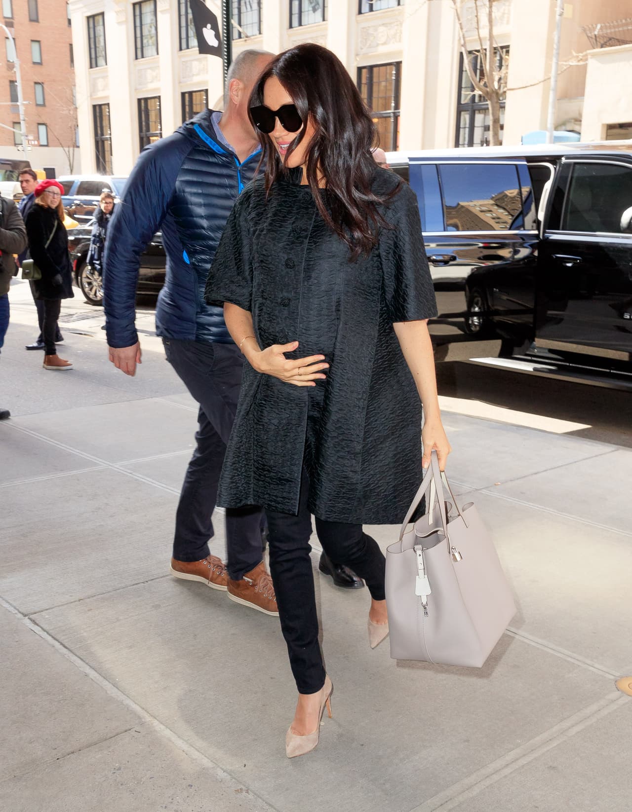 Su atuendo estuvo conformado por un abrigo negro William Vintage de corte trapecio, tacones altos y un bolso Carolina Herrera, ambos a juego y en tonos neutros.
<br>