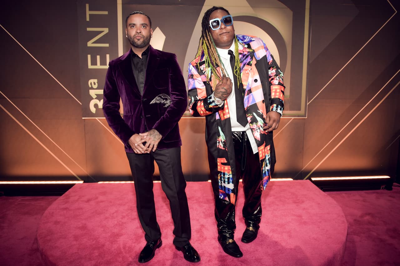 Lennox, quien tuvo una participación con Daddy Yankee en la gala musical, optó por este saco largo estampado y sus gafas oscuras.