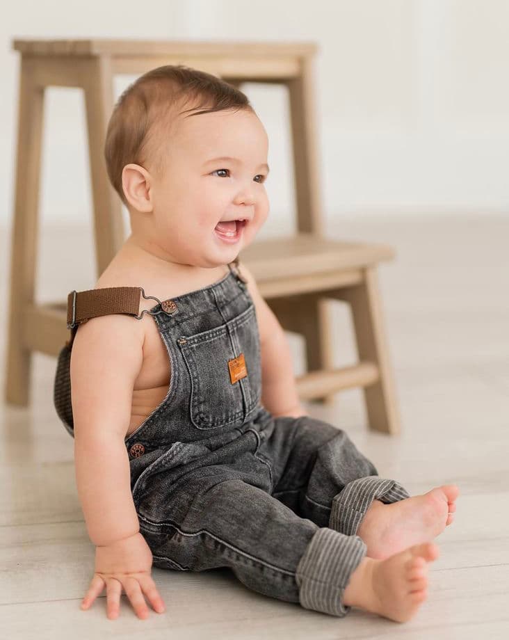 Hace 30 días, cuando Ford posó para la sesión conmemorativa de su mes 11 de vida, el pequeño le dio la bienvenida a la primavera con un atuendo fresco de pies descalzos, 
<b>pero con la sonrisa de oreja a oreja siempre en su rostro. </b>