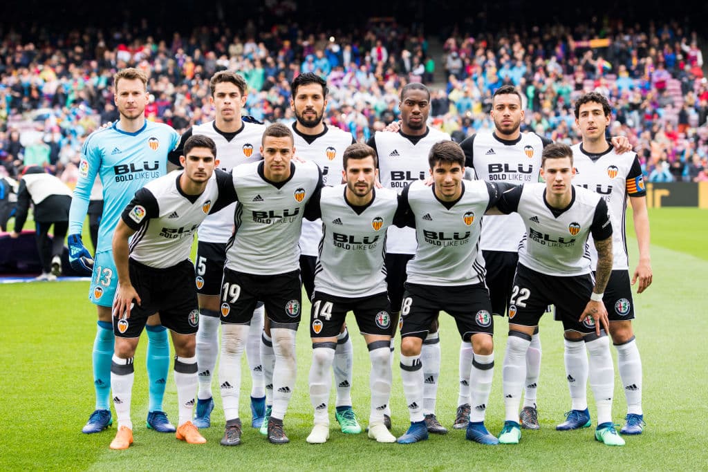 19) 
<b>Valencia CF</b>. El equipo valenciano tiene un valor mercado de acuerdo con 
<i>Transfermartk</i> por 352.6 millones de euros. Uno de los cuatro equipos de La Liga en esta tabla.