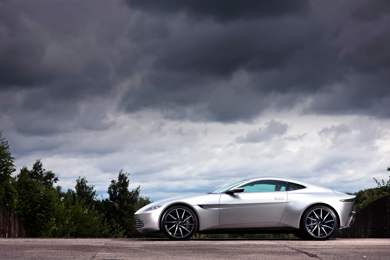 El dinámico perfil del Aston Martin DB10 es clásico y muy moderno a la vez