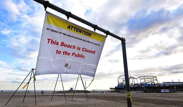 Este
<a href="https://www.univision.com/local/los-angeles-kmex/esta-es-la-razon-por-la-que-cierran-playas-y-parques-durante-la-cuarentena-del-coronavirus">anuncio de cierre de la popular playa de Santa Monica</a> se repite en todas las playas de las costas angelinas.