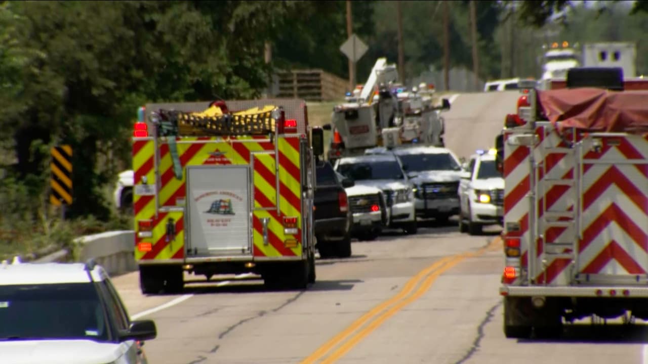 Encuentran cuerpo tras tiroteo entre sospechoso y policías que causó fuego por aparentes "dispositivos incendiarios"