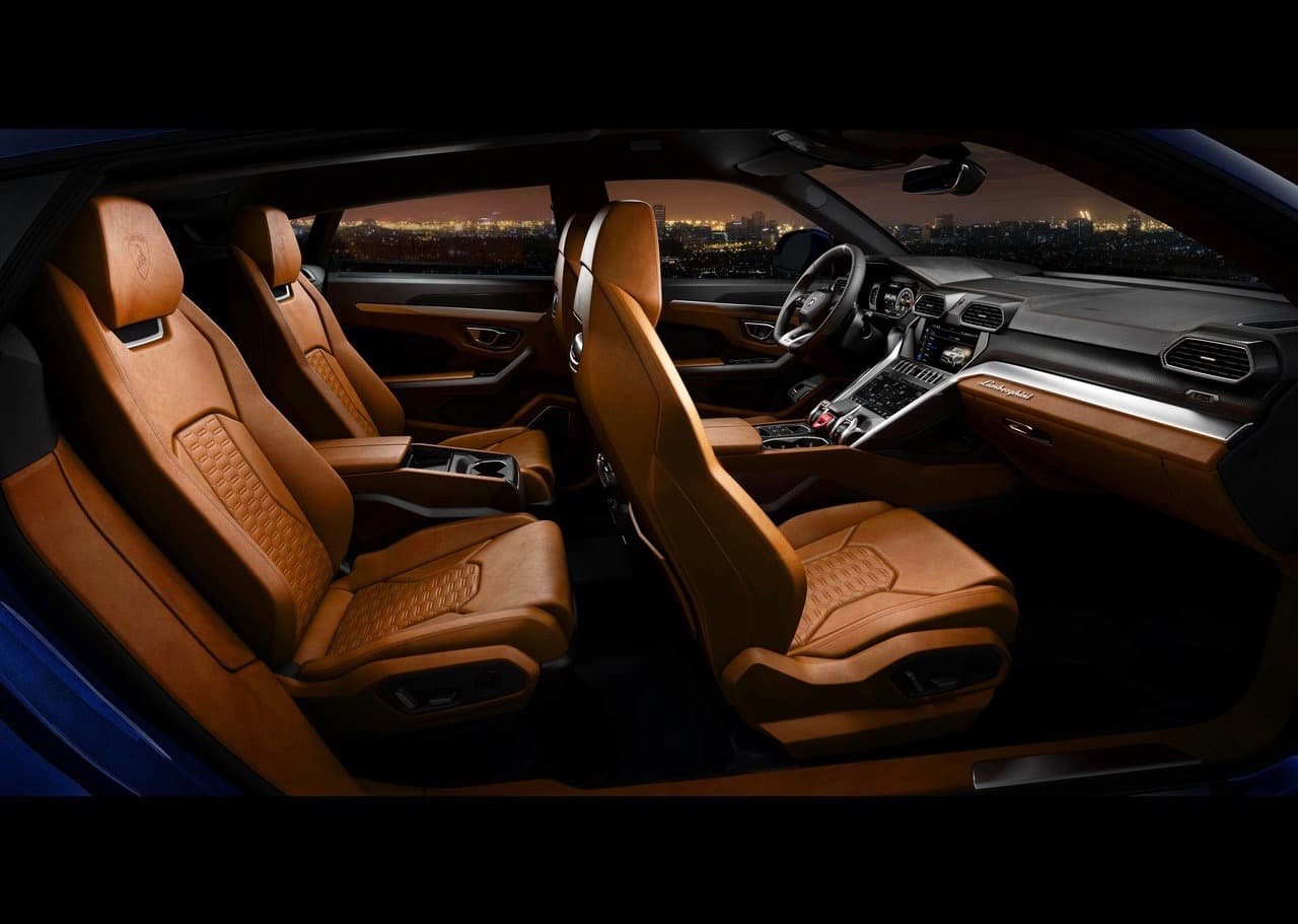 Los asientos tiene una posición relativamente baja para una SUV lo cual guarda el estilo de manejo Lamborghini pero también da una mayor sensación de espacio. Como es de esperar en cualquier vehículo de 200,000 dólares los acabados de la Urus son de primera calidad con una profusión de cueros, Alcántara, aluminio, fibra de carbono y madera.