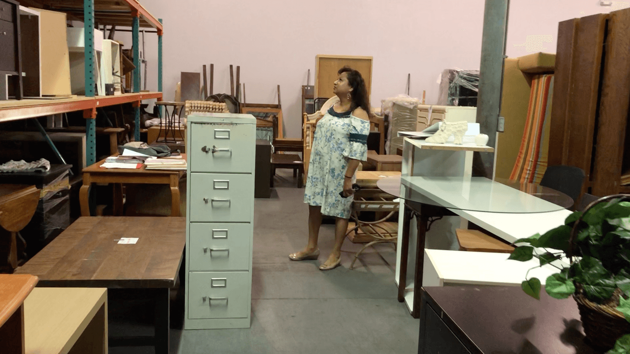 La regla para los beneficiarios es que a partir del momento en que llegan, tienen 30 minutos para escoger todos aquellos muebles que se quieren llevar gratis y así lo hizo Verónica.