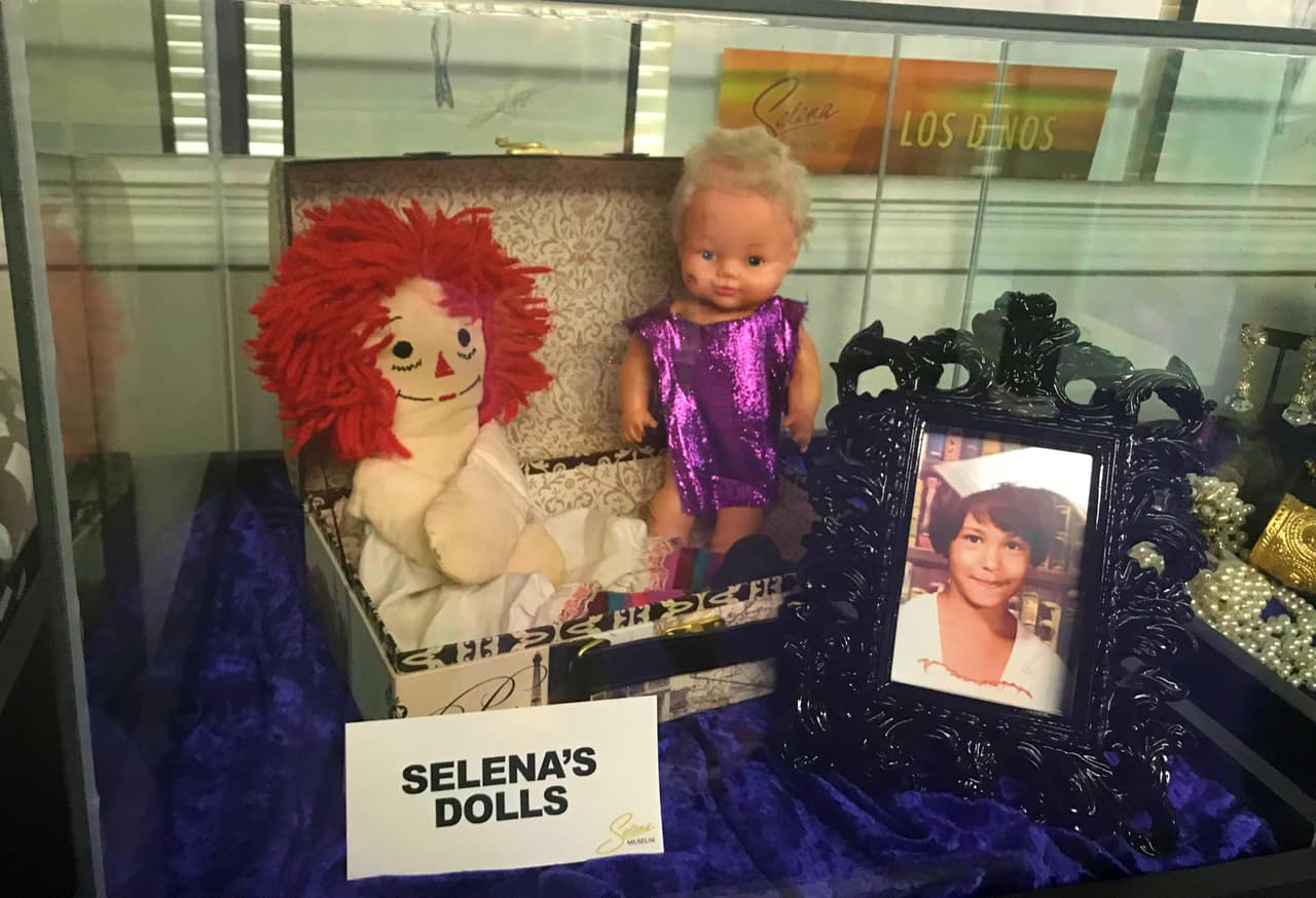 Entre las memorias, se encuentran las muñecas de Selena, hija menor de Abraham y Marcella Quintanilla.