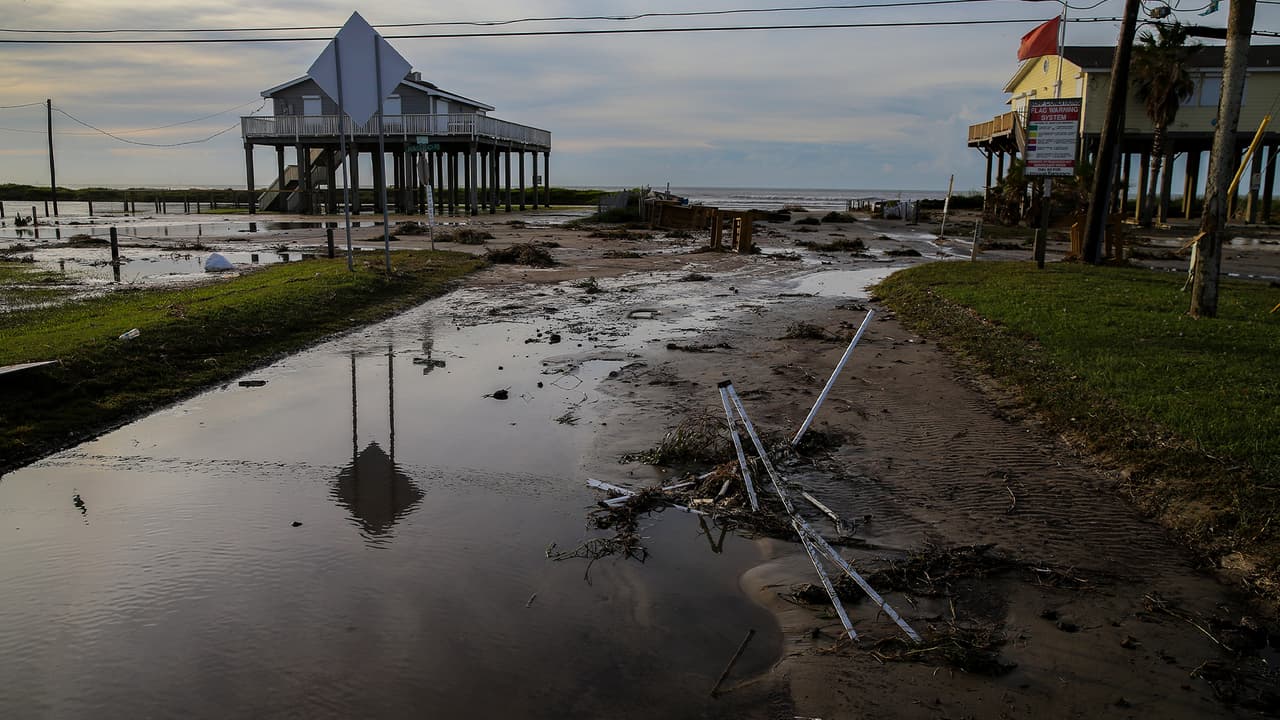 Algunas calles amanecieron con escombros producto de los vientos de Laura. El huracán que tocó tierra como categoría 4 a la 1 am, según el Centro Nacional de Huracanes (NHC).