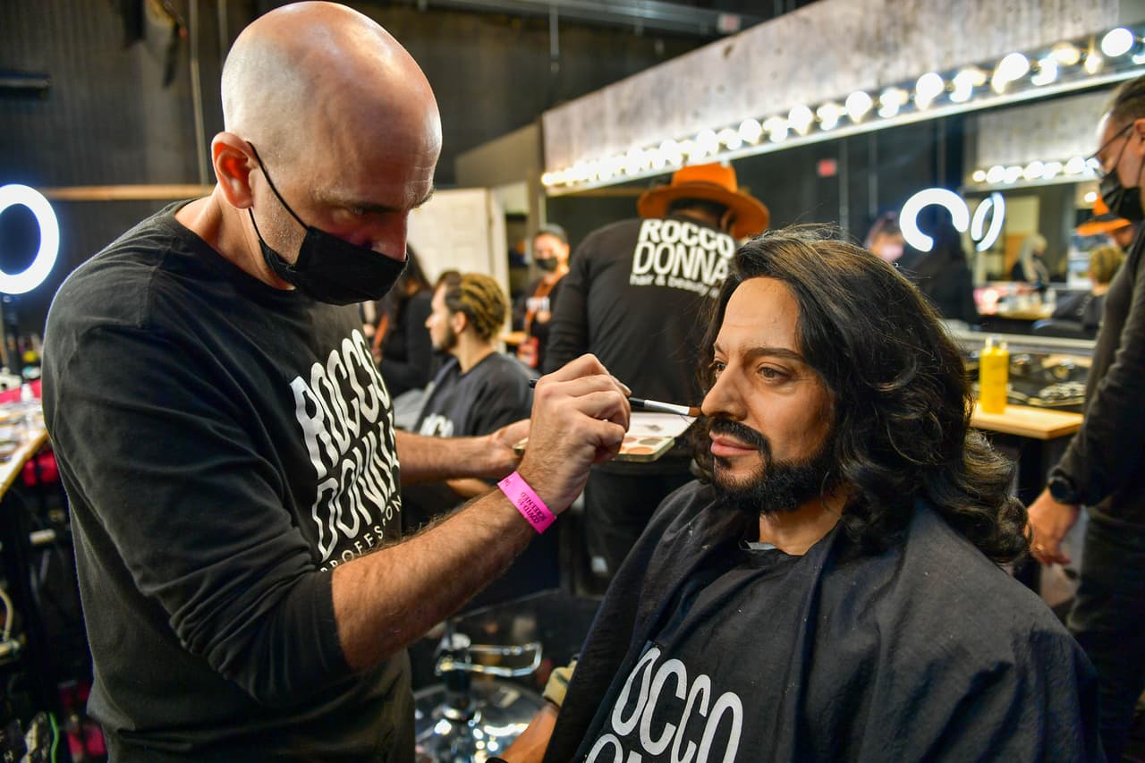 Yahir fue el primero en salir al escenario de la segunda gala y lo hizo caracterizado como 'El Buki', para lo cual utilizó peluca, bigote y barba postizos.