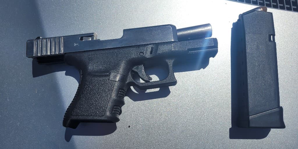 Un arma de fuego reportada como robada de Phoenix fue incautada en el vehículo.