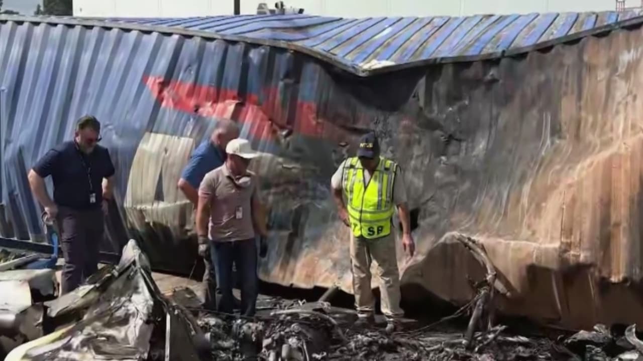 Realizan vigilia en Chatsworth por víctimas de choque de autobús y caída de helicóptero