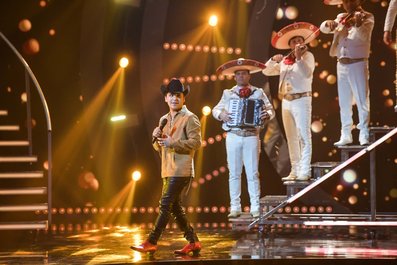 El cantante llegó a la pista acompañado de su mariachi.