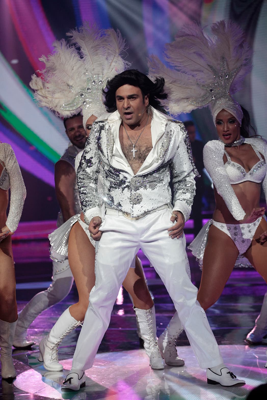 En la quinta gala, el juez más divertido del reality show presentó una versión moderna (con mucho 'jícamo' y 'flow') del tema 'Macumba', que interpretara por Verónica Castro a mediados de la d´ecada de los 80.