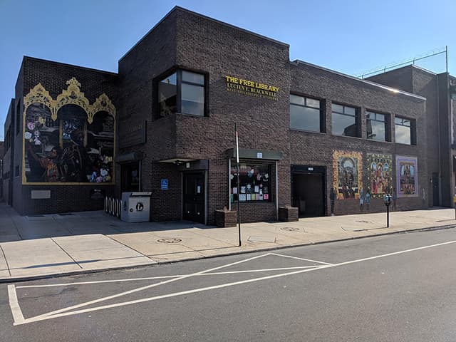 <b>Lucien E. Blackwell West</b> Philadelphia Regional Library
<br>125 South 52nd Street
<br>Philadelphia, PA 19139-3408
<br>215-685-7431
<br>
<br>Ubicada dos cuadras al sur de la estación 52nd Street El, en el corazón del oeste de Filadelfia. 
<a href="https://libwww.freelibrary.org/locations/lucien-e-blackwell-west-philadelphia-regional-library" target="_blank">La biblioteca </a>sirve a las comunidades de Cedar Park, Walnut Hill, West Market, Mill Creek, Dunlap y West Park. La Biblioteca Regional del Oeste de Filadelfia abrió el 21 de octubre de 1976, la segunda biblioteca regional de la ciudad, que proporciona al Oeste de Filadelfia una colección de libros, revistas y periódicos más grande que las sucursales del vecindario. Diseñado por el arquitecto William Mann, la biblioteca fue construida en el sitio del Teatro Rivoli. La biblioteca fue renovada en 1998. El edificio pasó a llamarse biblioteca regional Lucien E. Blackwell/West Philadelphia en 2004 en honor a Lucien Blackwell, excongresista, miembro del consejo de la ciudad, legislador estatal y activista local que murió en 2003.
<br>