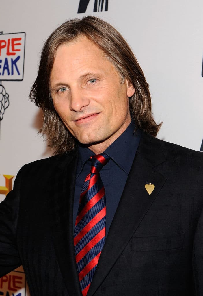 Mortensen hizo todas sus propias acrobacias y usó una espada de acero real mientras filmaba, en lugar de una hecha de aluminio y caucho como el resto del elenco.