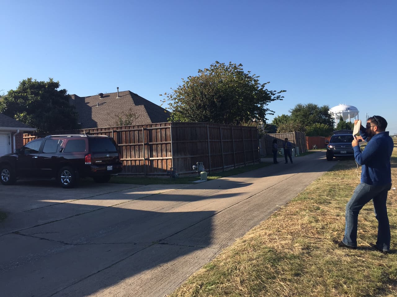 Algunos residentes del área transmiten en vivo detalles del caso, comparten sus teorías y adelantan sus propias pesquisas.