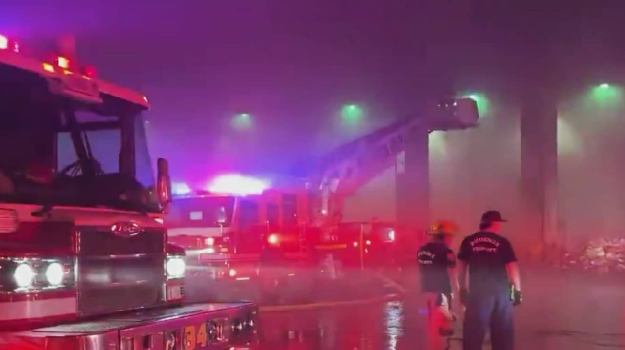 Incendio de una estación de reciclaje en Phoenix movilizó a los bomberos durante la madrugada