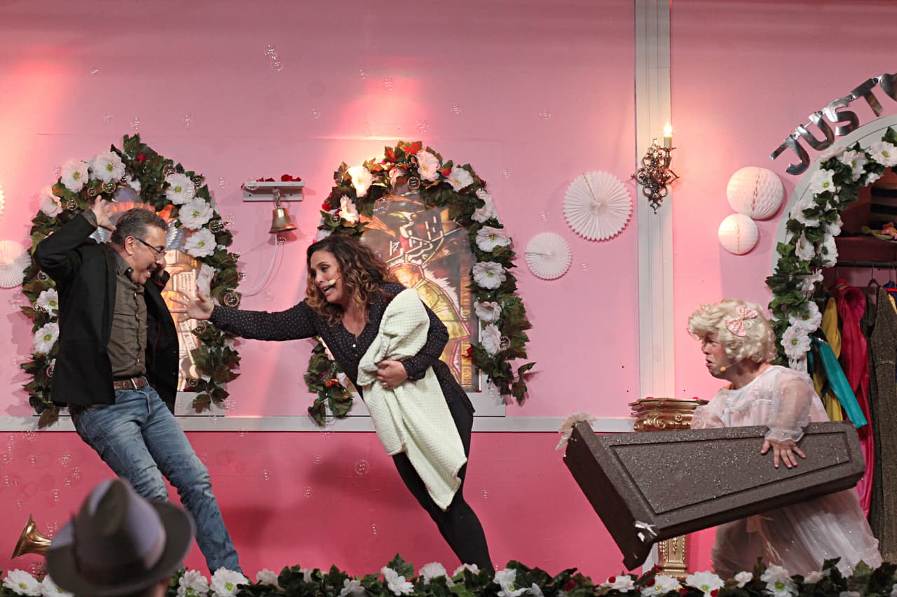 La primera parte del show llegó a su fin con el escenario inclinado. Esta vez Mela, Fernando, Angélica, Carlitos y Fastlicht tuvieron una boda en Las Vegas.