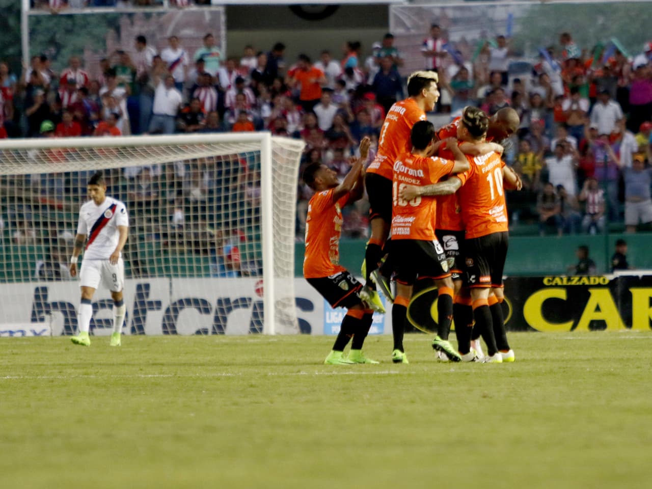 A zarpazo y topetazo limpio; Jaguares venció 4-3 a Chivas en un juego espectacular