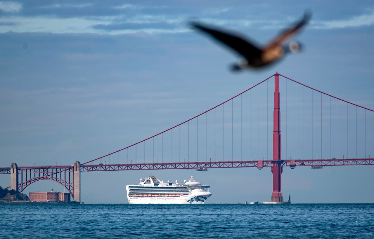 <b>Una pandemia.</b> El 2020 ha sido distinto para el majestuoso puente debido a la pandemia de coronavirus. En la imagen, uno de los cruceros de la compañía Princess que embarcaron en las aguas de la Bahía de San Francisco con pacientes infectados de covid-19 a bordo.