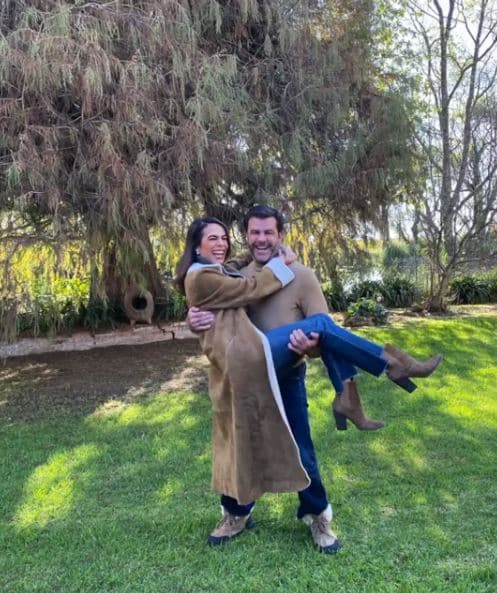 Algunos seguidores del exintegrante de Timbiriche consideraron que tras décadas de matrimonio, aún parece que Biby Gaytán y Eduardo Capetillo son novios, esto debido a la excelente relación que han sostenido.