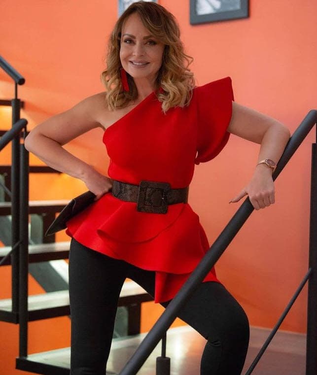 "Las mujeres 
<b>somos más coquetas y vanidosas</b>, así que nos encanta vernos bien frente al espejo. Yo estoy cerca del quinto piso y ya sabes que dejamos de segregar colágeno, engordamos, adelgazamos, dimos a luz. Hay cosas que se van desfavoreciendo y yo quería lucir bien".
<br>