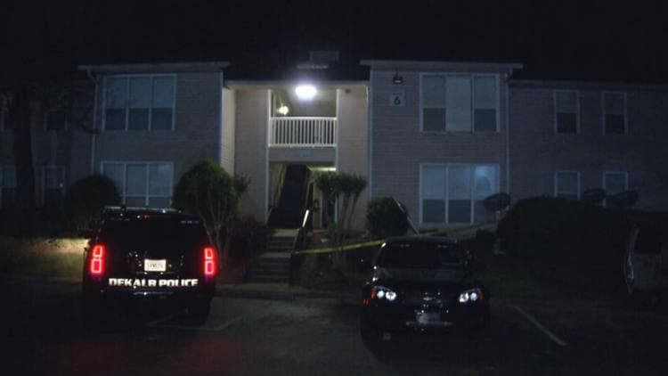 Mujer pierde la vida tras caer por ventana de apartamento en Dekalb