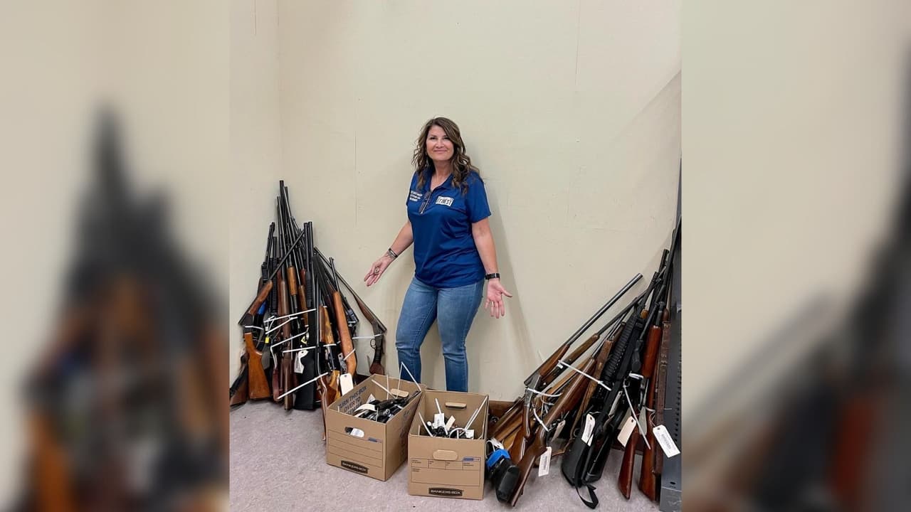 “Durante uno de nuestros eventos de recompra de armas una pareja de ancianos tenía un baúl lleno de armas de fuego. El nieto, que vivía con ellos, había ido a prisión. Dejó todas las armas en su casa. Tenían miedo de entregarlos a la policía porque no sabían cómo su nieto había conseguido las armas o qué crímenes podría haber cometido con ellos. Cuando se enteraron de que podían sacar esas armas de su casa sin hacer preguntas, estuvieron muy agradecidos”, agregó la Fundación Matt García en un comunicado.
<br>