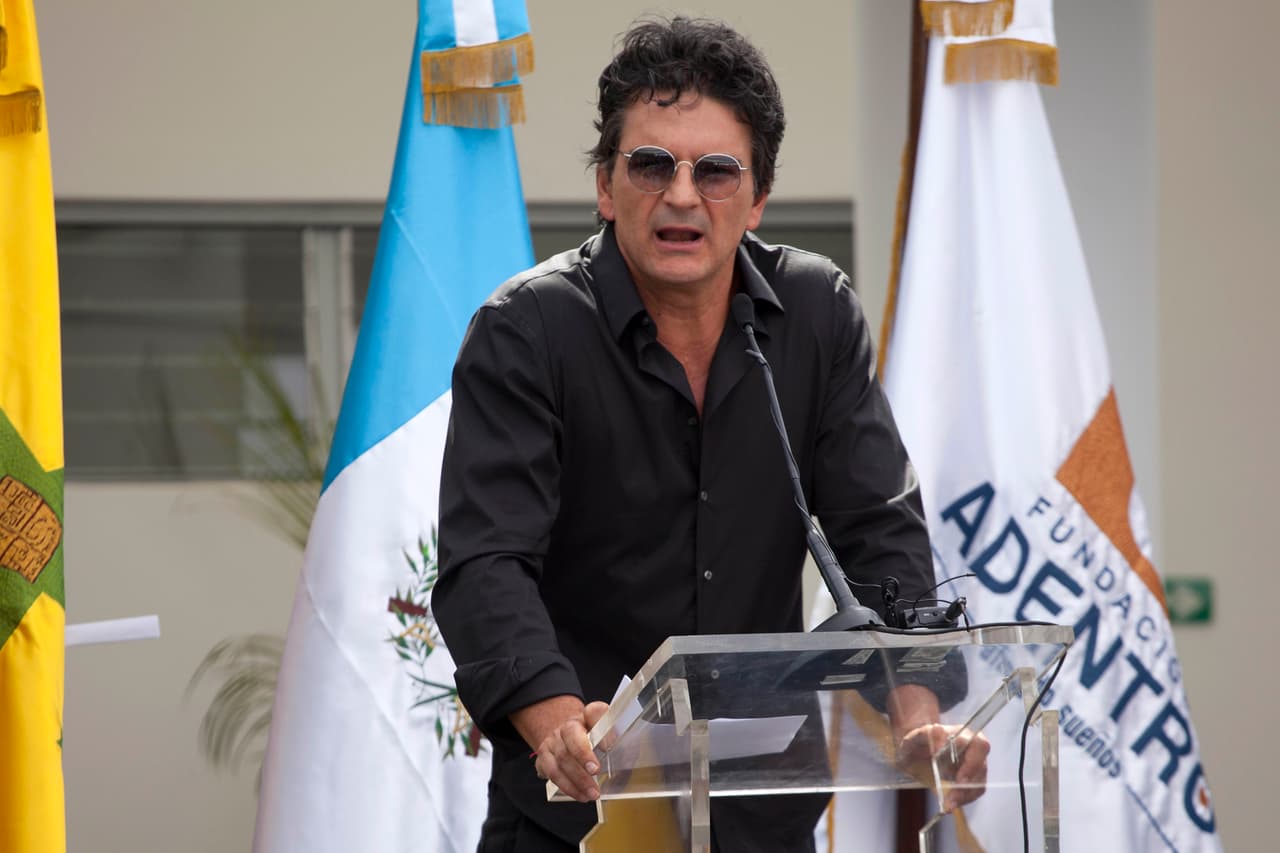 ¡Ricardo Arjona inauguró su segunda escuela!