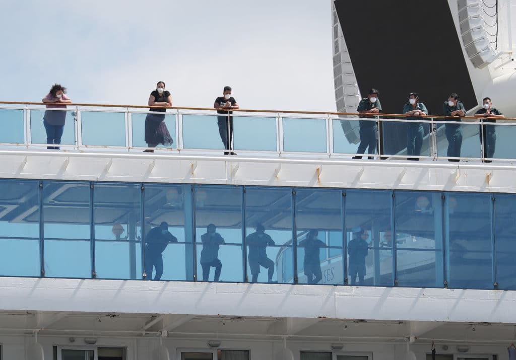 El desembarco de los pasajeros del 'Coral Princess' tomará varios días debido a la escasez de vuelos y se dará prioridad a los que necesiten atención médica.
<br>
<br>