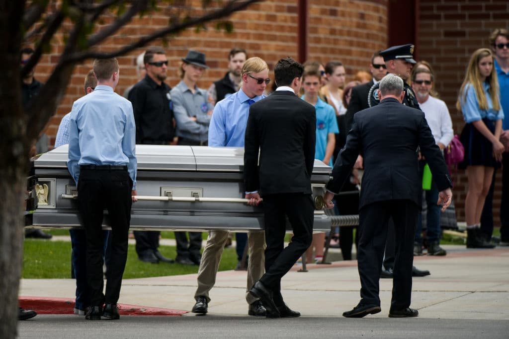 <b><a href="https://www.univision.com/noticias/tiroteos/kendrick-castillo-el-joven-amante-de-la-robotica-que-dio-la-vida-por-sus-companeros-en-tiroteo-de-colorado">Kendrick Castillo,</a></b> el estudiante que murió en un tiroteo en una escuela de Highlands Ranch, Denver, al intentar detener a uno de los atacantes, tuvo un emotivo funeral.