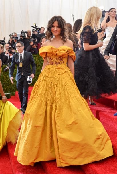 Katie Holmes es una gran diseñadora, pero al parecer estaba enojada cuando decidió utilizar este horrible vestido.