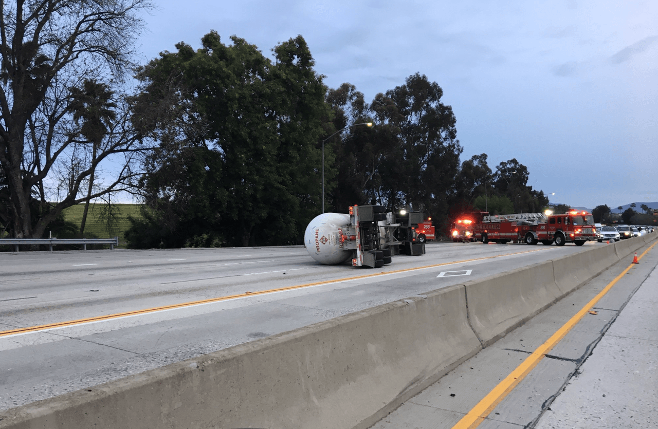 El accidente ocurrió alrededor de las 7 am y provocó el cierre de todos lo carriles, de acuerdo con reporte de la patrulla de caminos.
<br>