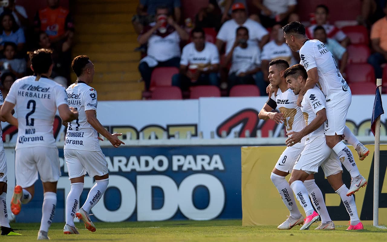 Los jugadores de Pumas UNAM celebran el 2-0 anotado por el mediocampista Pablo Barrera al 45'+1.