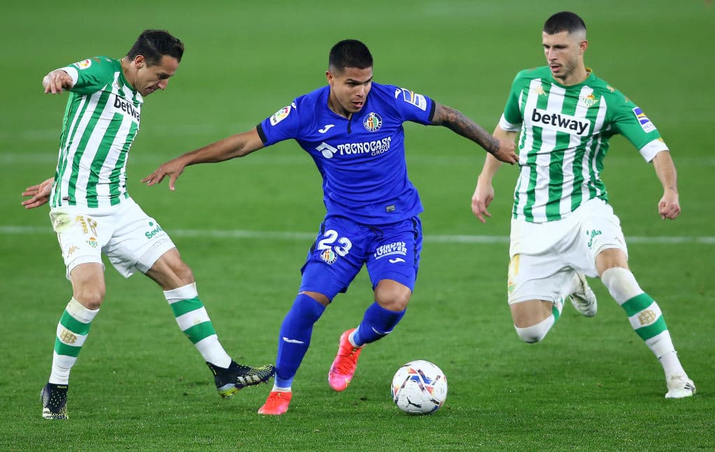 Canales falló un penal hacia los 76’ y el gol no llegaba al Benito Villamarín. Guardado salió al 78’. Hacia el final del duelo, Borja Iglesias (84’) no falló desde el manchón penal. En la siguiente jornada de La Liga, Betis visitará al Cádiz y Getafe recibirá al Valencia.