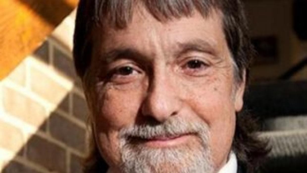 Él es Richard Lustig, vive en Orlando, Florida y la suerte está de su lado desde 1992, cuando ganó un premio de 10 mil dólares. Un golpe de suerte que se repetiría en seis ocasiones más. Gracias a esto, Lusting escribió un libro en el que comparte sus secretos para ganar la lotería y hasta se ha hecho merecedor de una placa de Ripley por su 'hazaña'.