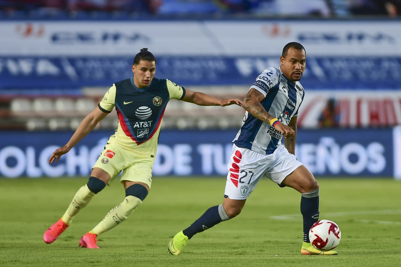 América no logra conectar la media con la delantera, por lo que no consigue generar nada de peligro.