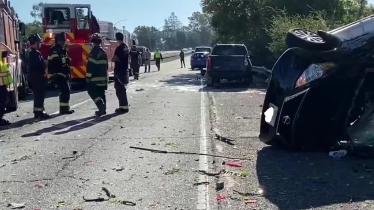 La joven manejaba un Nissan Versa y era la última en una fila de autos que estaban atascados en el tráfico.
<br>