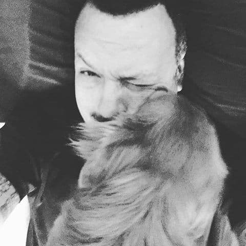 El cantante ha publicado en redes sociales que 'Cucho' es como su quinto hijo y en esta foto mostró la "tremenda y efusiva bienvenida" que le dio tras estar de viaje.