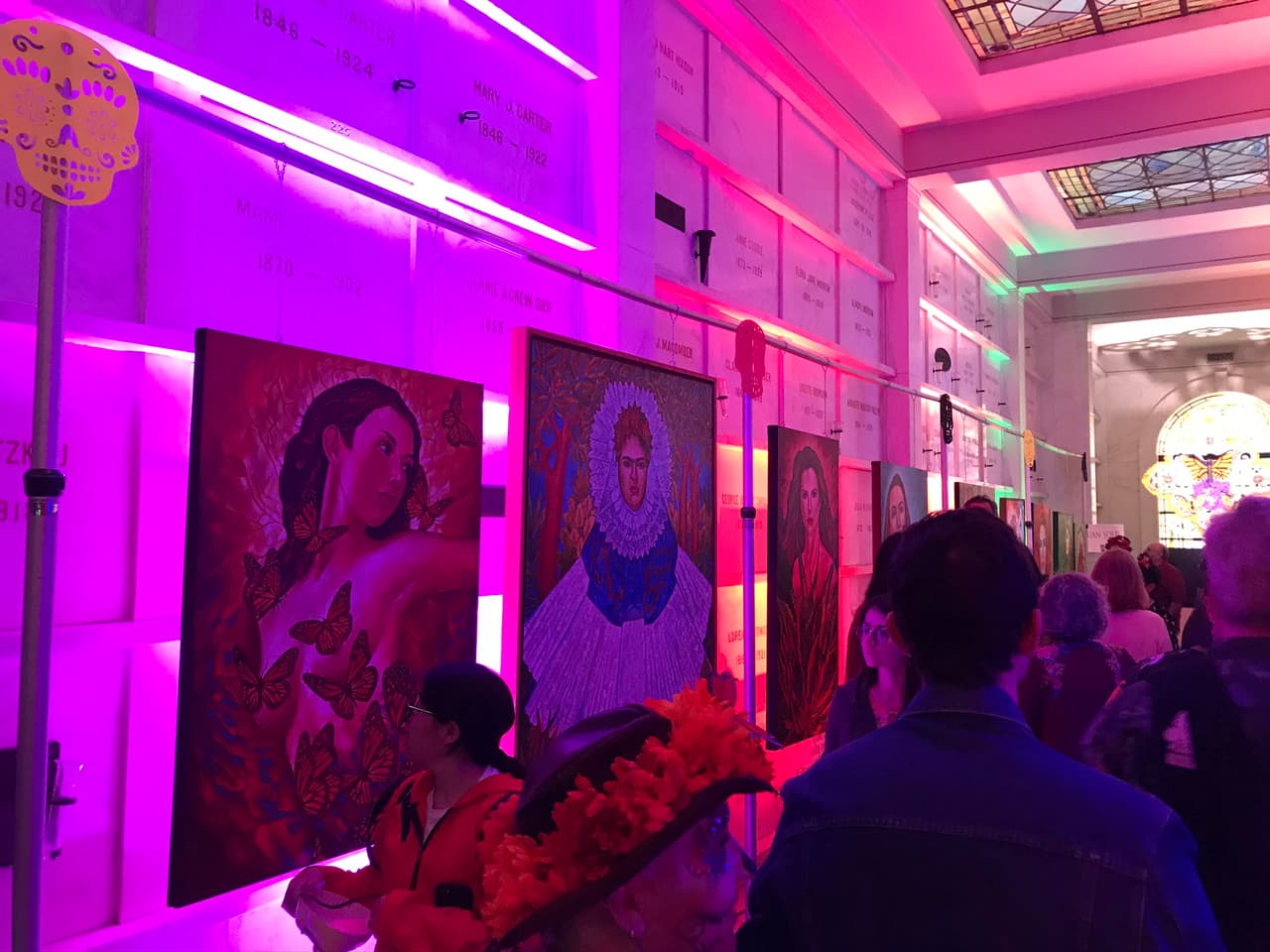 El mausoleo se ilumina con neones de colores que dramatizan las obras expuestas.