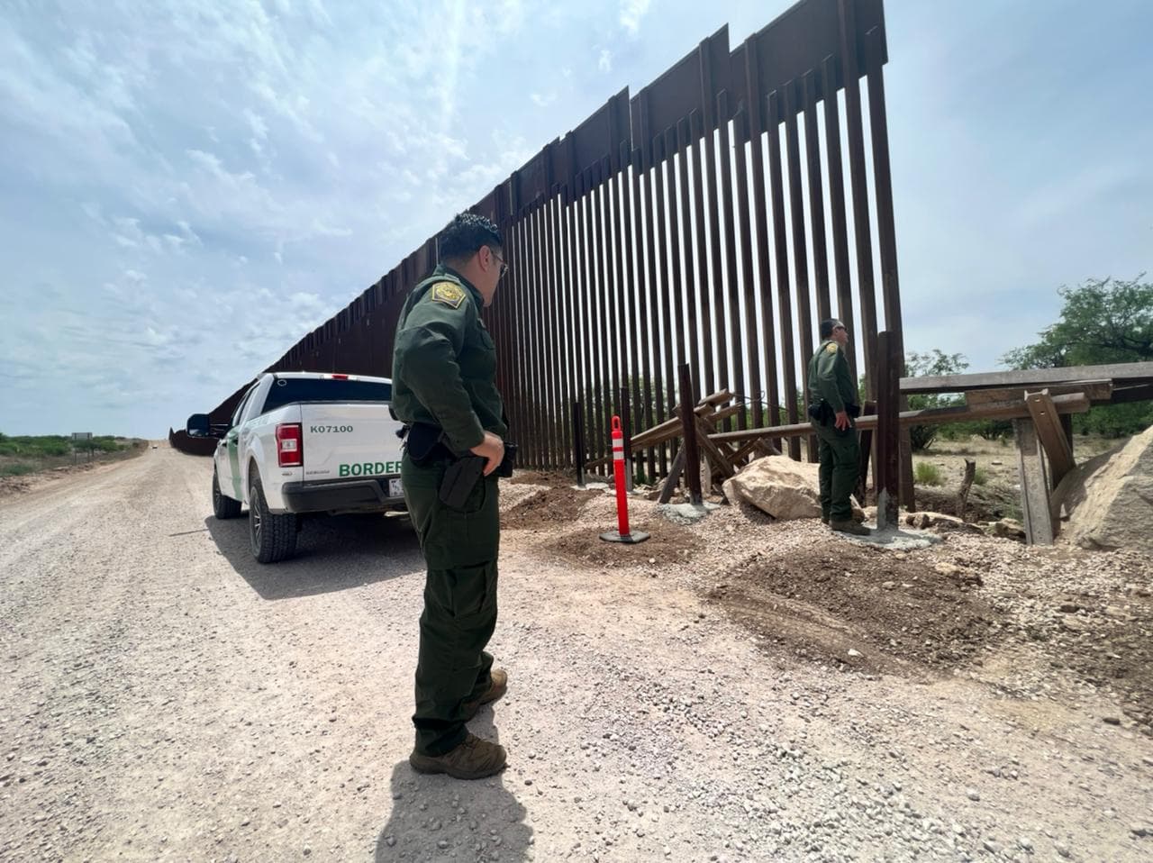 Cuenta con uno de los puertos fronterizos menos transitados del estado al encontrarse en una de las regiones más 
<b>remotas y desérticas</b> del territorio.